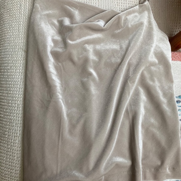 NWOT VELVET COWL-NECK CAMI Size XS Color Crystal Sand Banana Republic Factory - Picture 3 of 3